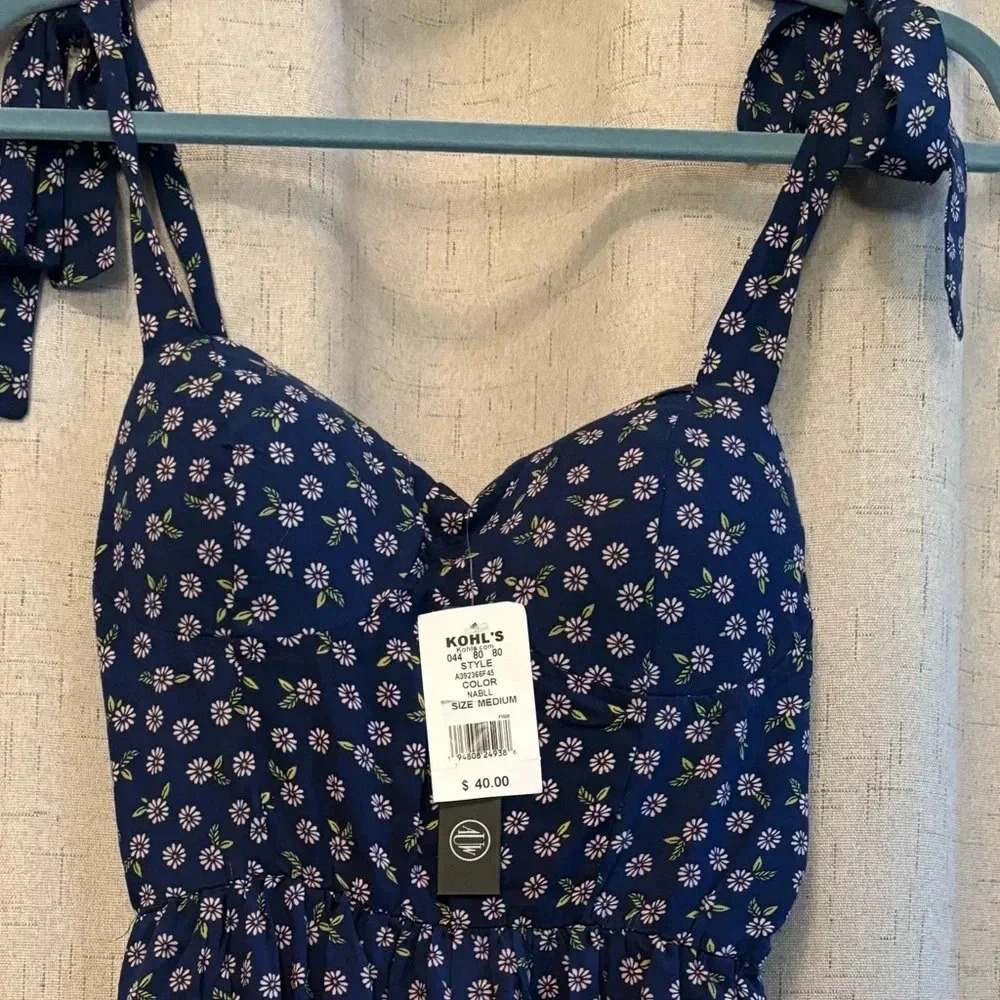 As U Wish Size M Floral Sundress
NWT, with upper lining. Navy‎ with lavender.